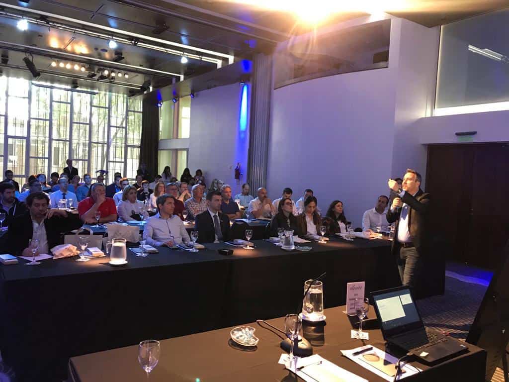 palestra do gerente comercial da neovero sistemas miguel boto em evento na argentina